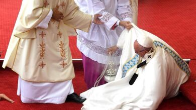 Aparatosa caída del Papa Francisco en el santuario de Czestochowa
