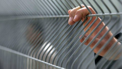 Un hombre en una celda