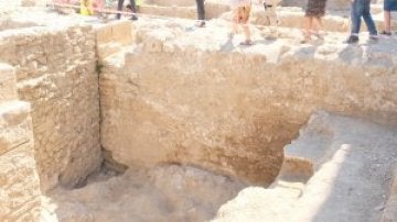 Descubren una muralla romana en una excavación en Tortosa