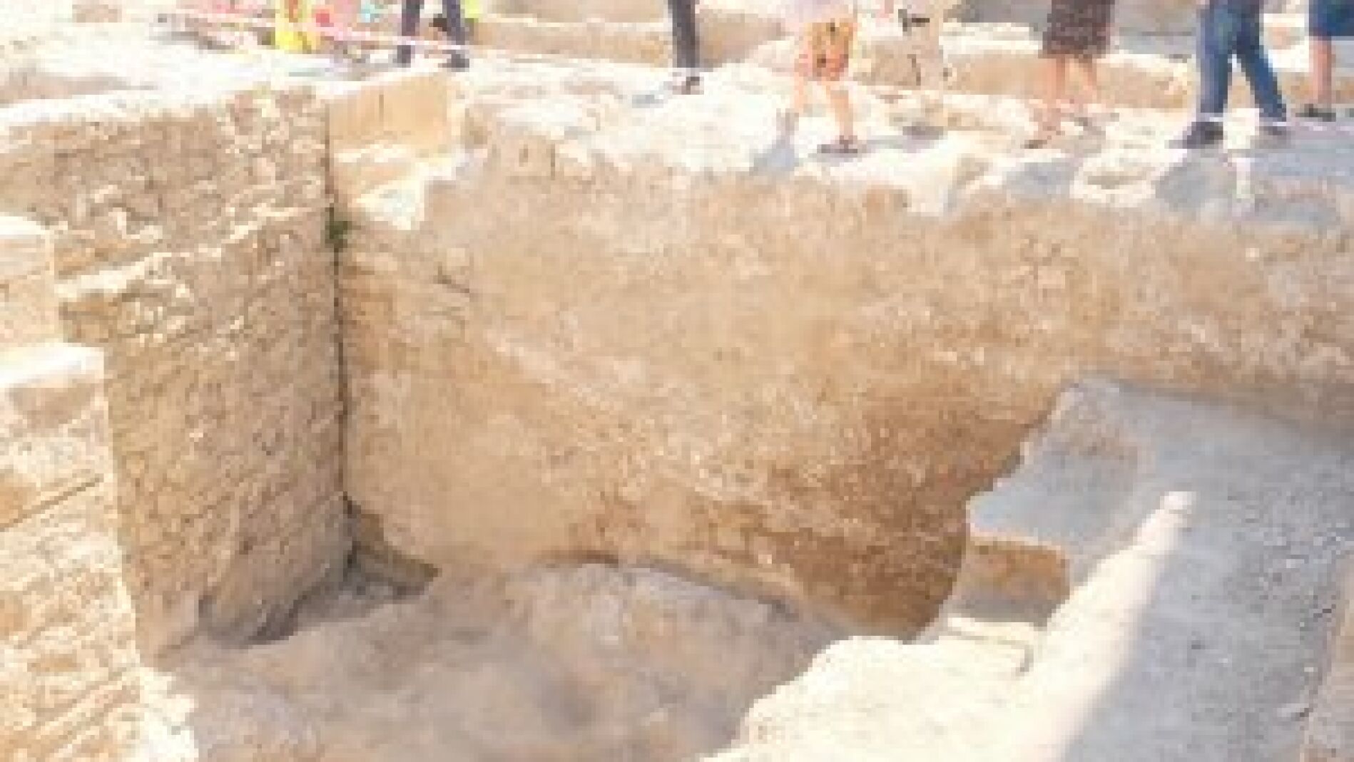 Descubren una muralla romana en una excavaci&oacute;n en Tortosa