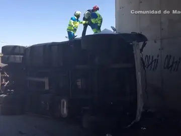 Frame 4.73939 de: Fallece el conductor de un camión tras estrellarse contra un puente Frame 4.73939 de: Fallece el conductor de un camión tras estrellarse contra un puente