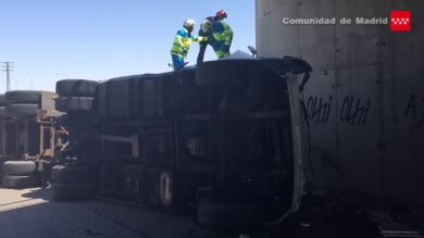 Muere el conductor de un camión tras estrellarse contra un puente en Coslada, Madrid