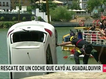 Rescate de un coche en el Guadalquivir Rescate de un coche en el Guadalquivir