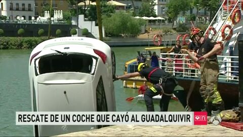 Rescate de un coche en el Guadalquivir