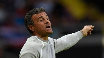 Luis Enrique da indicaciones en el duelo ante el Leicester