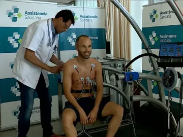 Iniesta pasa las pruebas médicas Iniesta pasa las pruebas médicas