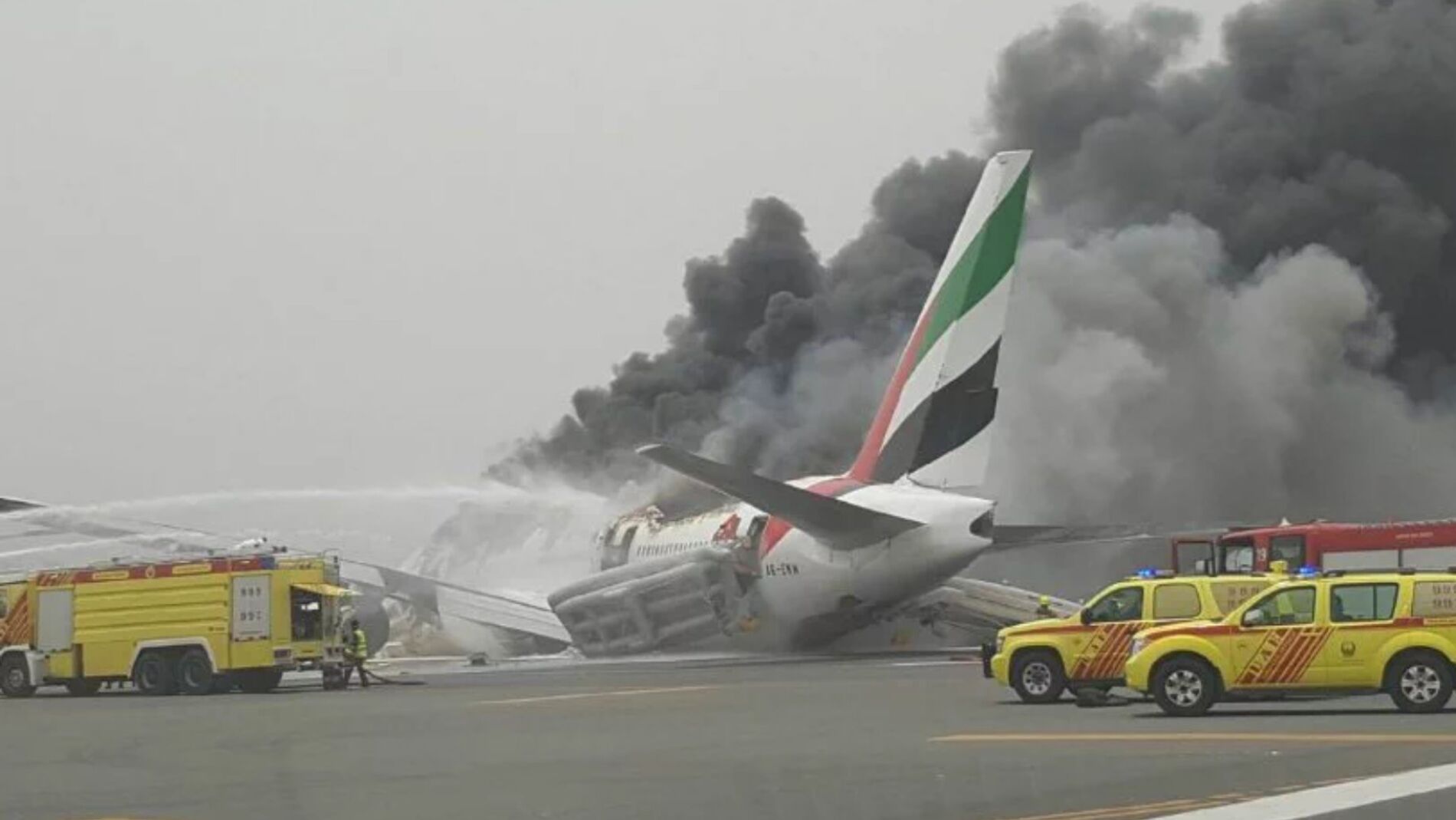 Avi&oacute;n de Emirates tras un aterrizaje forzoso en Dub&aacute;i