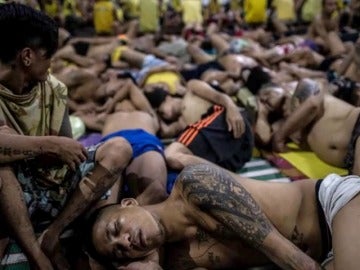 Frame 6.307292 de: Casi 4.000 presos malviven en una cárcel de Manila en Filipinas