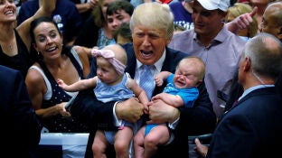 Trump abranzando a unos beb&eacute;s en un mitin en Colorado