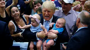 Trump abrazando a unos bebés en un mitin en Colorado Trump abranzando a unos bebés en un mitin en Colorado