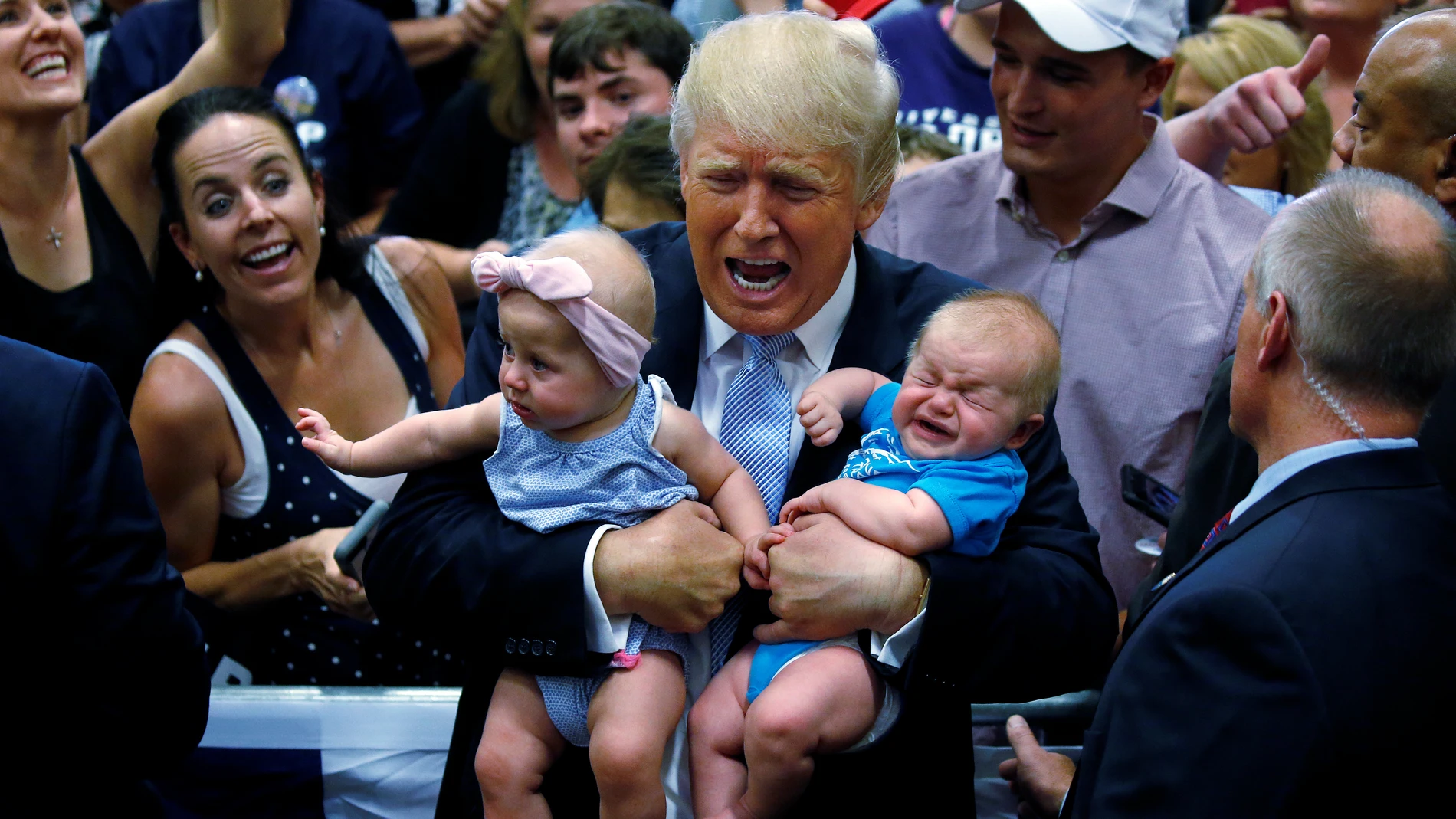 Trump abrazando a unos bebés en un mitin en Colorado Trump abrazando a unos bebés en un mitin en Colorado