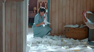 Alberto hace a Ana volar sobre aviones de papel