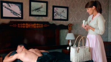 Ana intenta sorprender a Alberto con aviones de papel