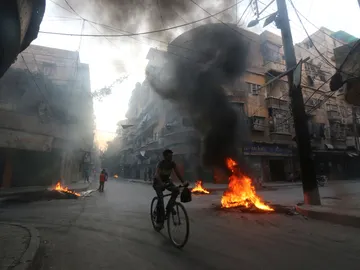 Quema de neumáticos en Alepo para evitar bombardeo Quema de neumáticos en Alepo para evitar bombardeo