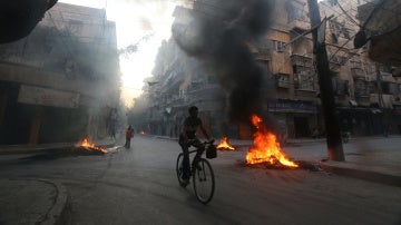 Quema de neumáticos en Alepo para evitar bombardeo