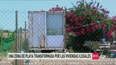 Casi mil barracones ilegales alquilados a 200 euros la noche en la playa de El Palmar