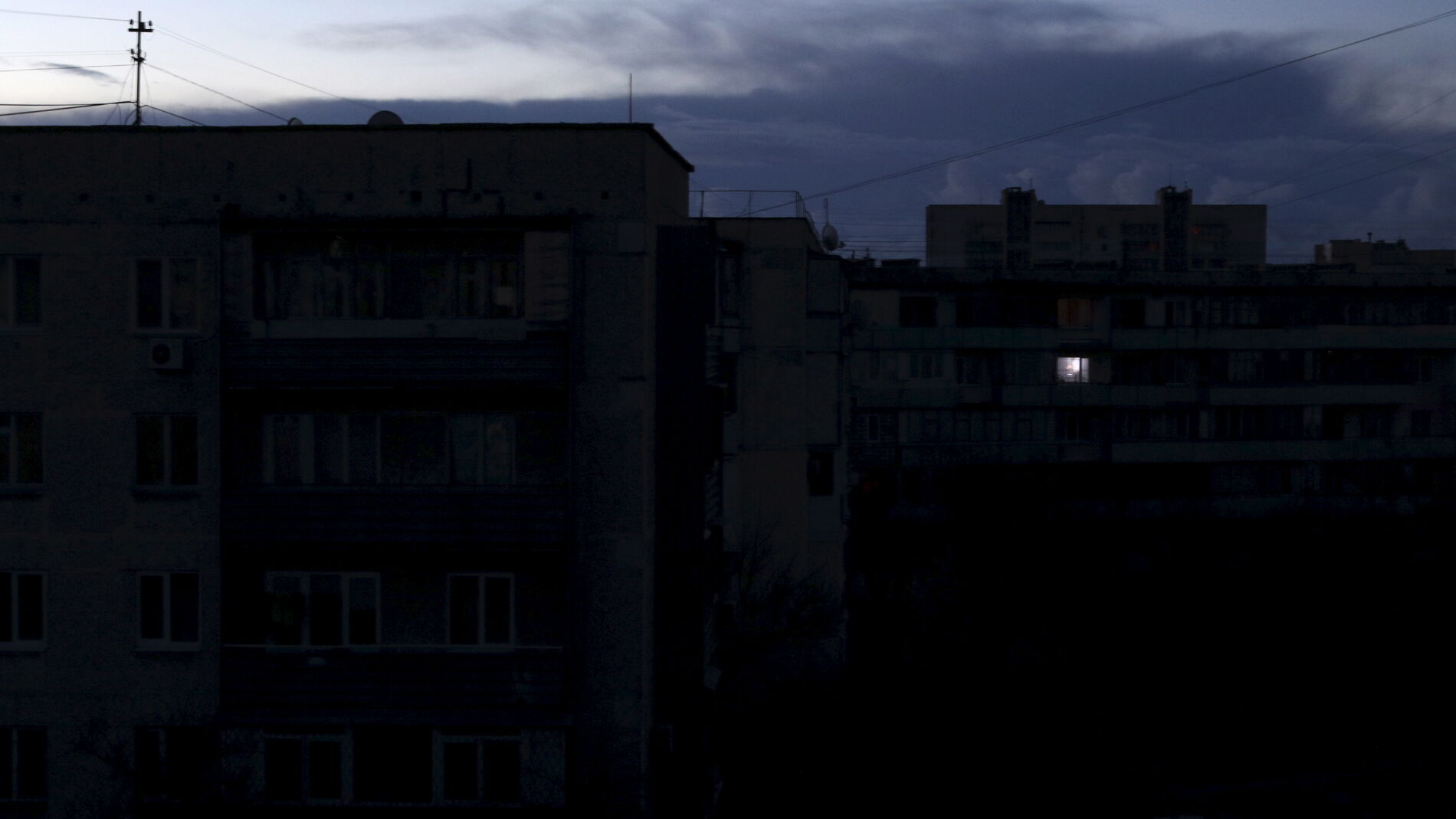 Edificios sin luz tras un apag&oacute;n el&eacute;ctico