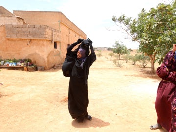 Una mujer siria se quita el niqab