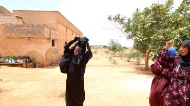 Mujeres sirias queman niqabs después de que su ciudad haya sido liberada del control de Daesh
