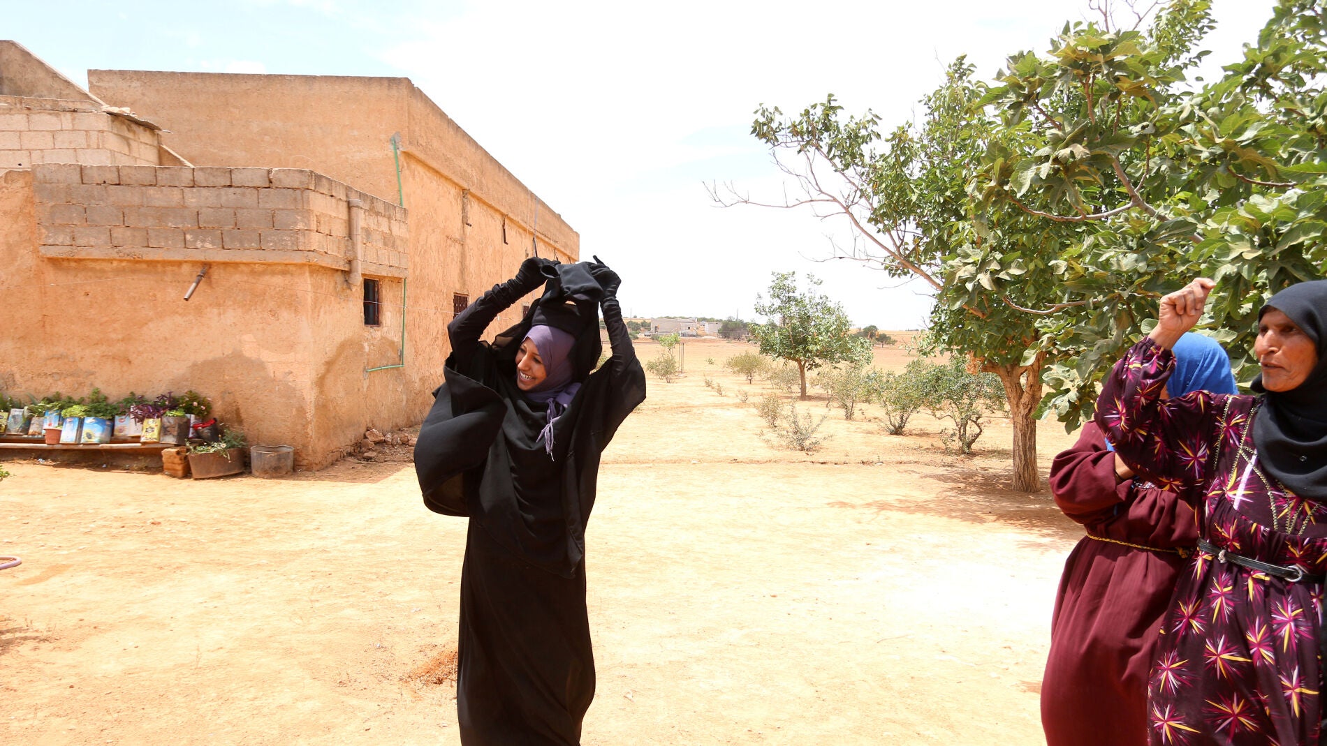 Una mujer siria se quita el niqab