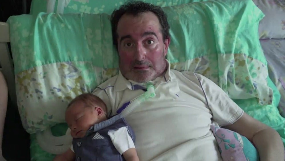 Frame 72.445297 de: Un padre enfermo ve desde su casa como nace su hijo en un hospital