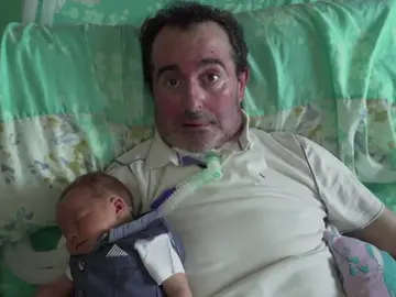 Frame 72.445297 de: Un padre enfermo ve desde su casa como nace su hijo en un hospital Frame 72.445297 de: Un padre enfermo ve desde su casa como nace su hijo en un hospital