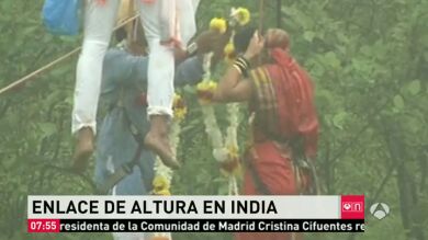 Una pareja india se casa a 90 metros de altura