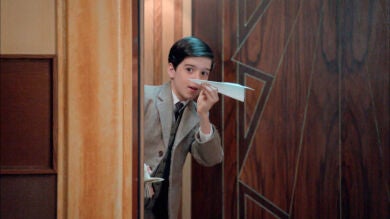 Alberto lanza el primer avión de papel a Ana