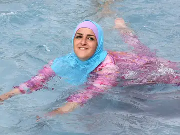 Mujer con un burkini Mujer con un burkini