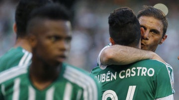 Joaquín y Rubén Castro celebran un gol