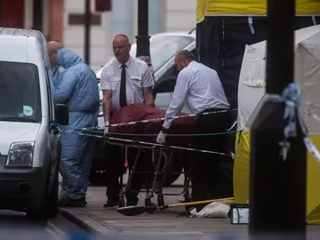 Investigadores retiran un cuerpo en la escena donde una mujer murió en Londres Investigadores retiran un cuerpo en la escena donde una mujer murió en Londres