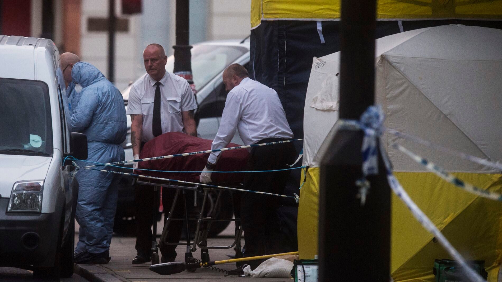 Investigadores retiran un cuerpo en la escena donde una mujer muri&oacute; en Londres