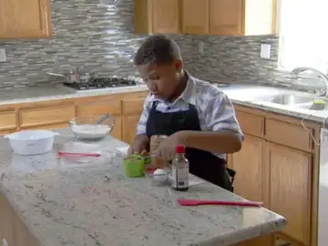 Jalen Bailey cocinando para conseguir dinero para comprar una casa para su madre Jalen Bailey cocinando para conseguir dinero para comprar una casa para su madre