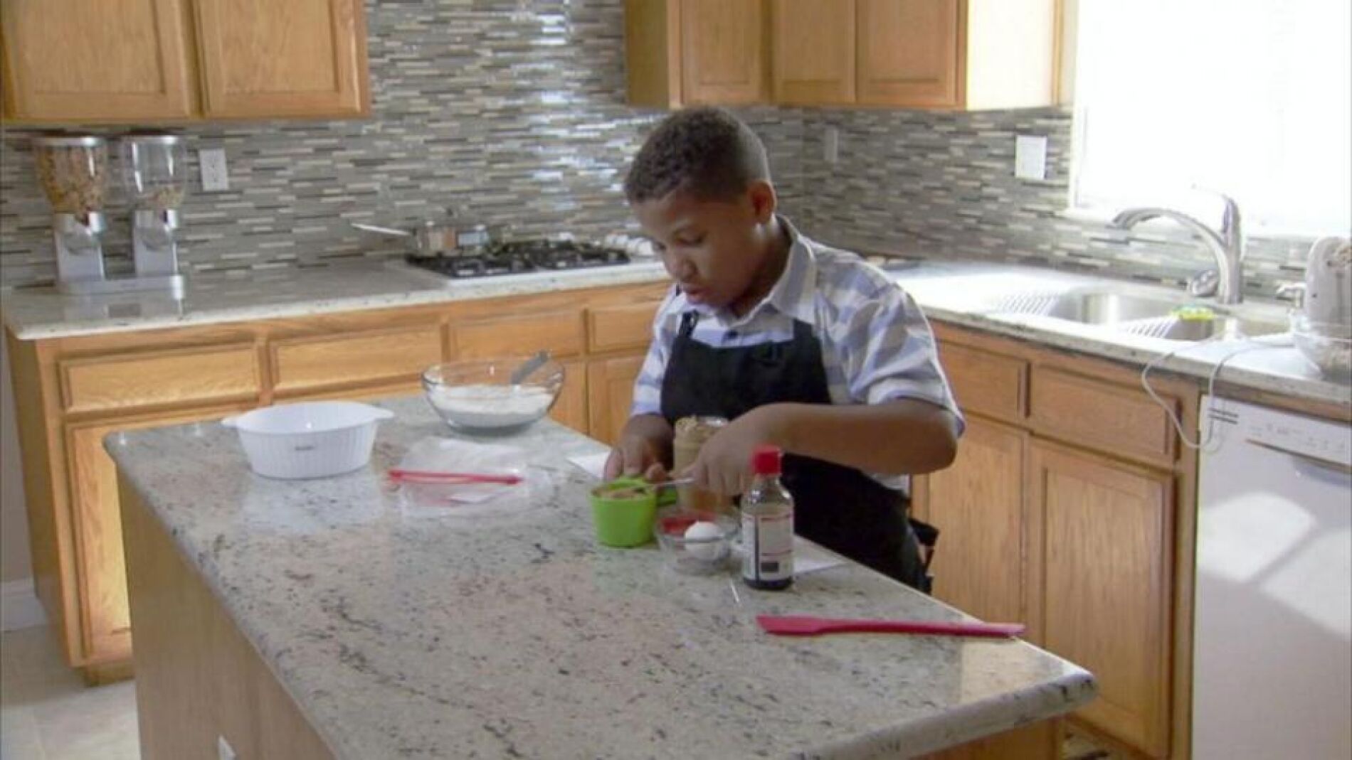 Jalen Bailey cocinando para conseguir dinero para comprar una casa para su madre
