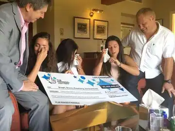 Familia con el cupón del EuroMillones Familia con el cupón del EuroMillones