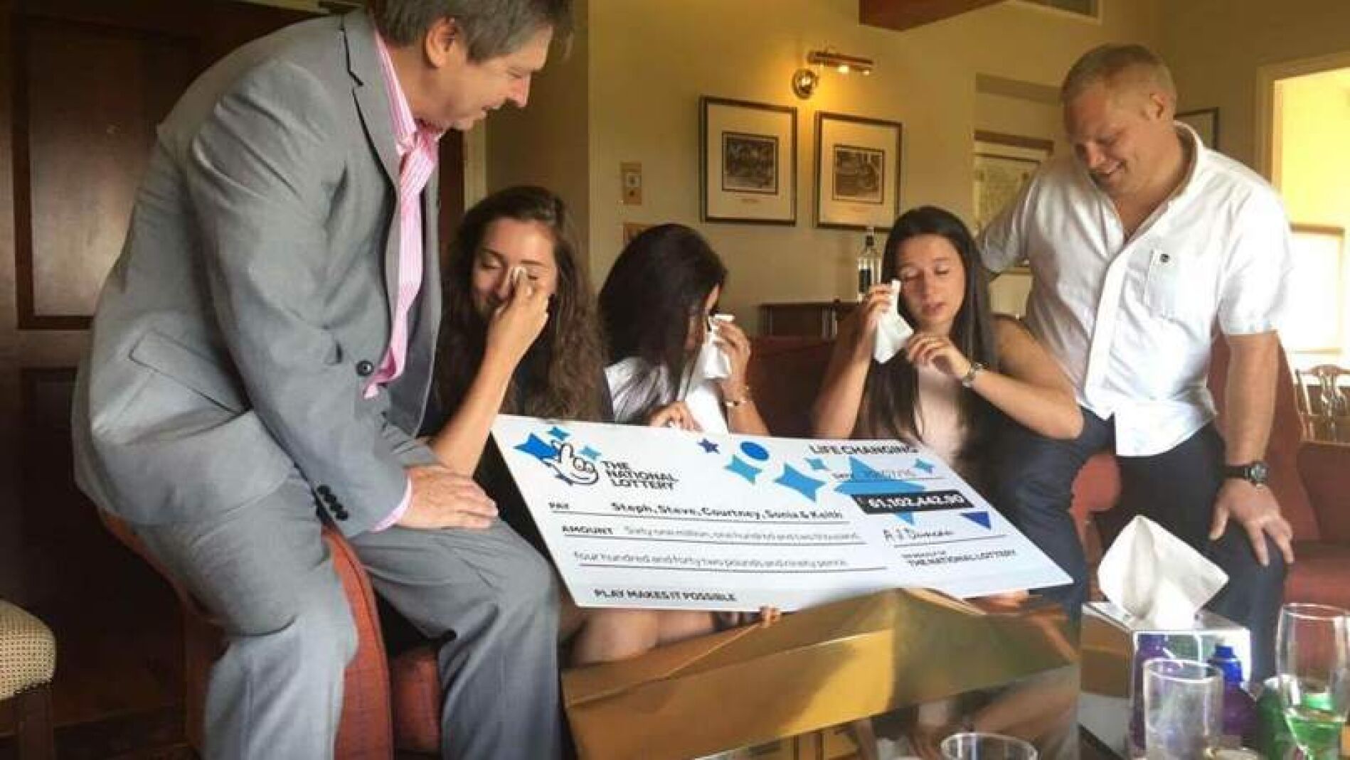 Familia con el cup&oacute;n del EuroMillones