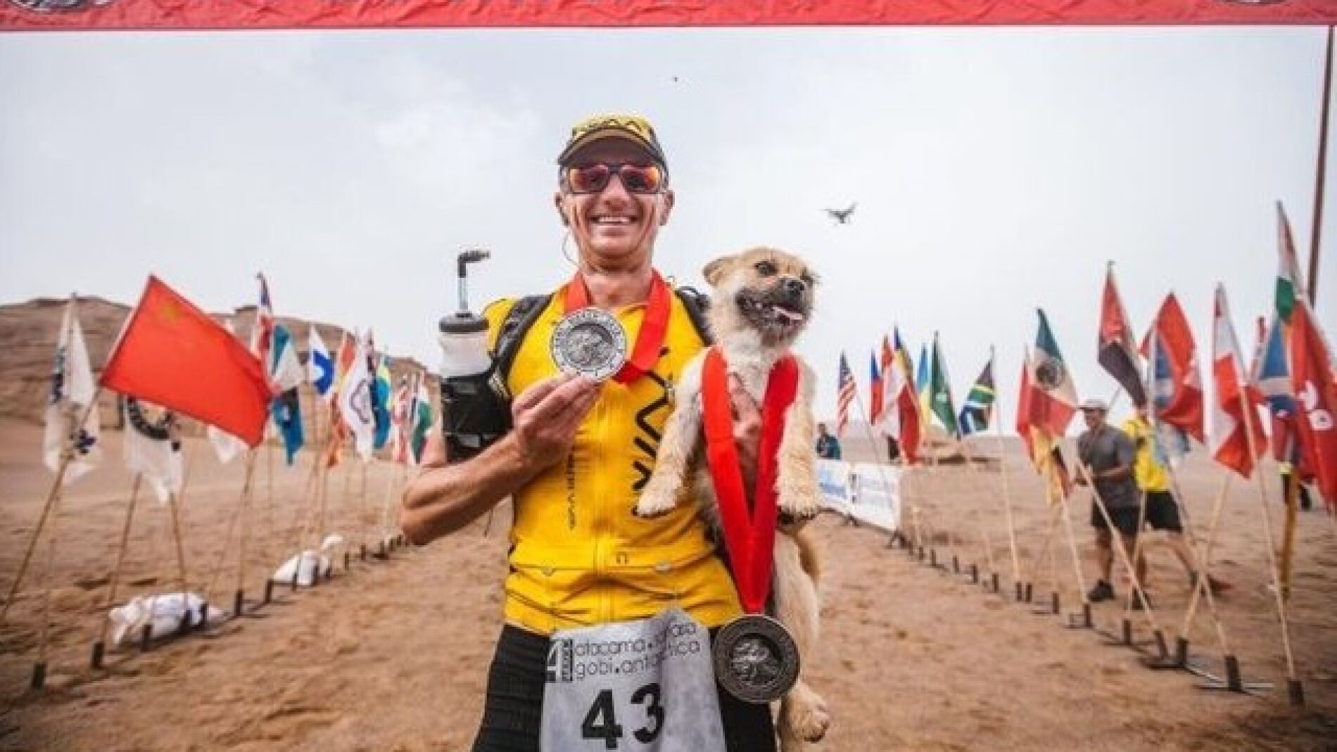 Leonard y Gobi posan con su medalla