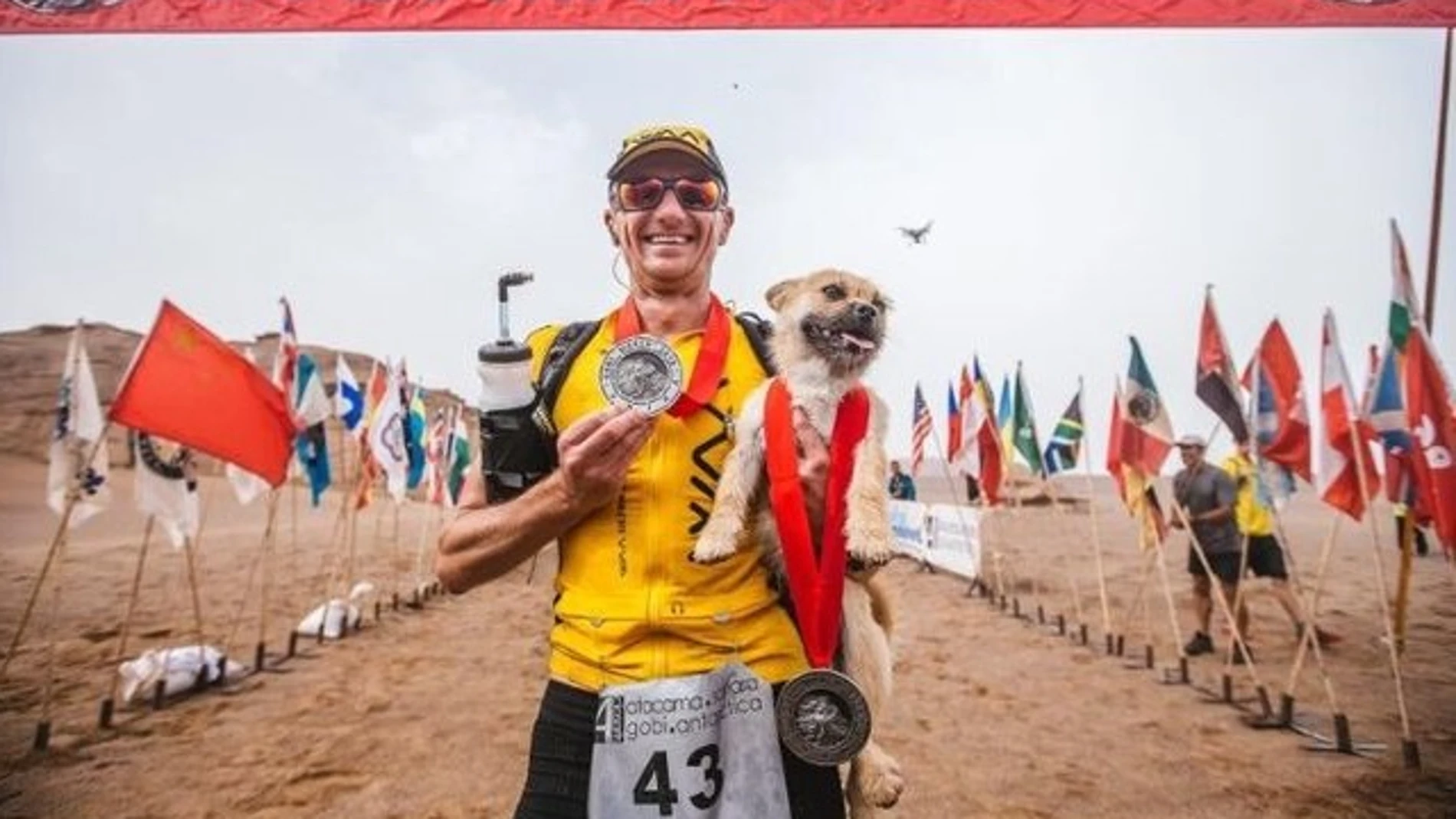 Leonard y Gobi posan con su medalla Leonard y Gobi posan con su medalla