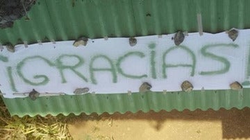 Sábana con la palabra 'Gracias' pintada en una azotea de La Palma