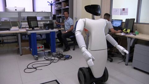 Frame 34.480502 de: Un robot mayordomo destinado a echar una mano en casa