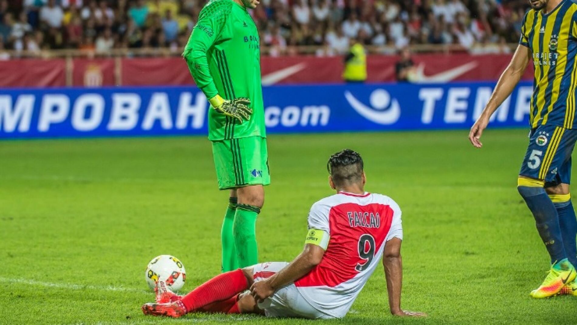 Radamel Falcao se duele tras caer lesionado