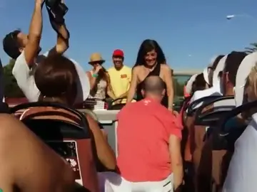 Frame 174.771057 de: Le pide matrimonio en un autobús turístico Frame 174.771057 de: Le pide matrimonio en un autobús turístico