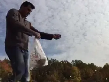 Batebi soltando a los cangrejos Batebi soltando a los cangrejos