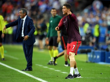 Cristiano Ronaldo da instrucciones a sus compañeros junto a Fernando Santos en la final de la Eurocopa