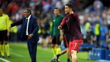 Cristiano Ronaldo da instrucciones a sus compañeros junto a Fernando Santos en la final de la Eurocopa