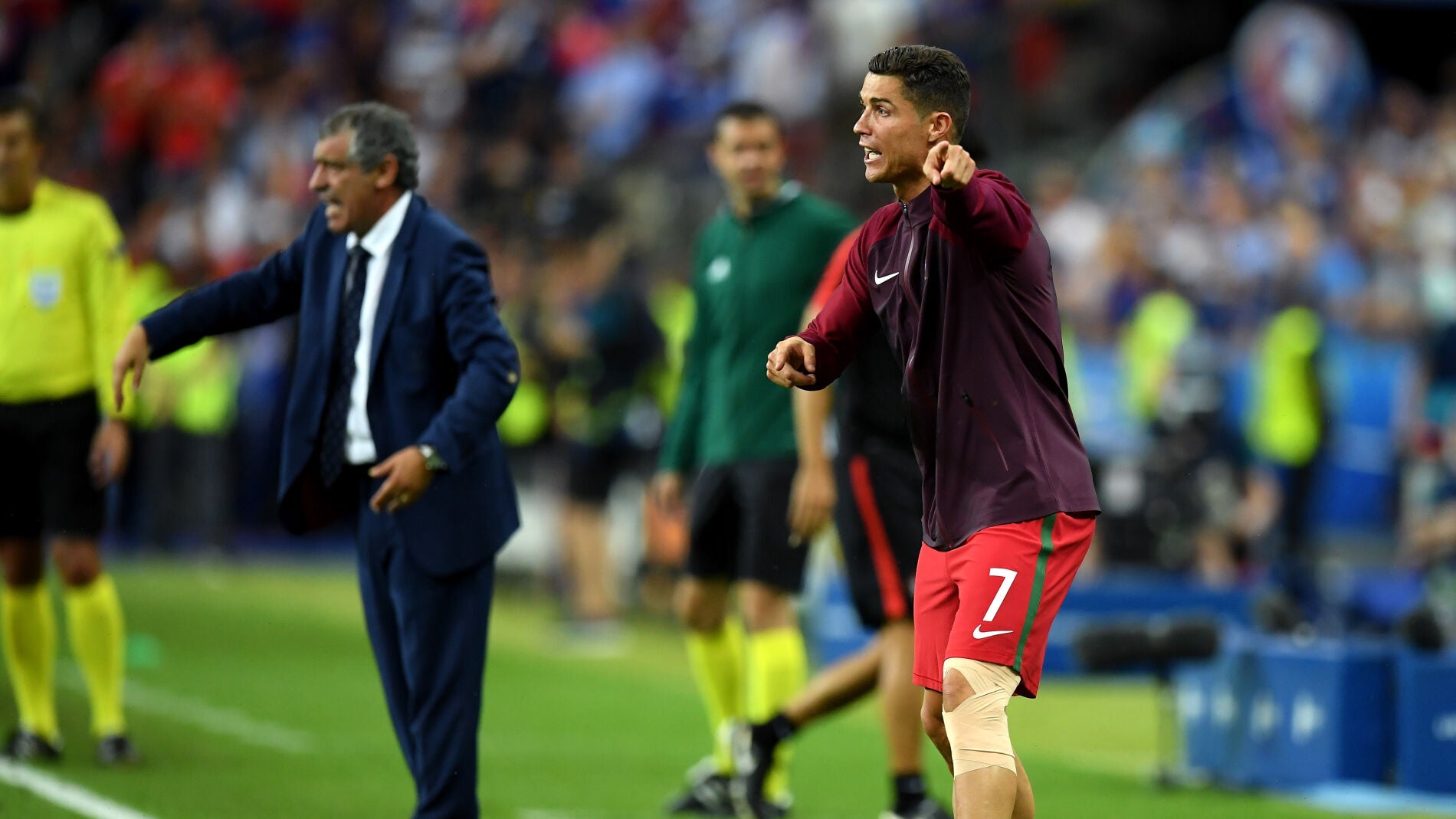 Cristiano Ronaldo da instrucciones a sus compa&ntilde;eros junto a Fernando Santos en la final de la Eurocopa