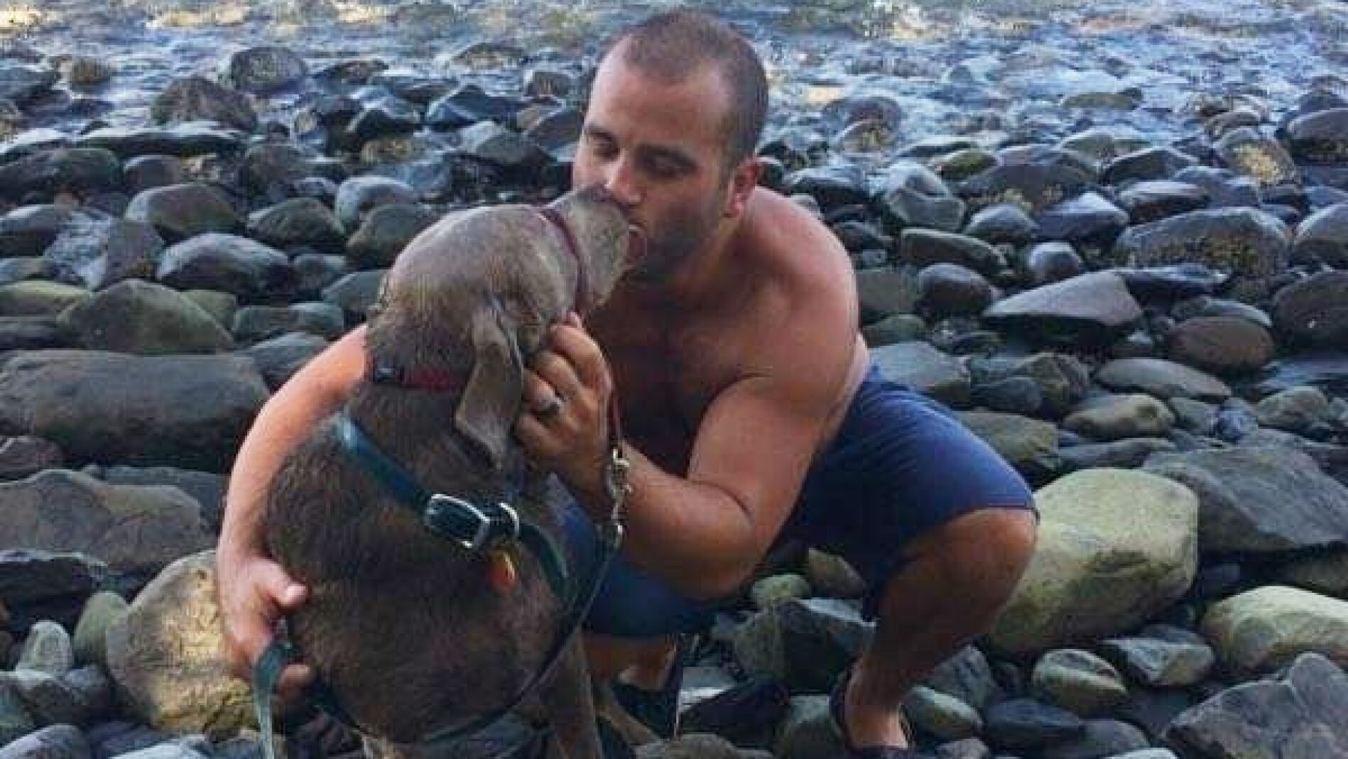 El h&eacute;roe Adam Parker junto a Nellie despu&eacute;s de salvarle la vida. 