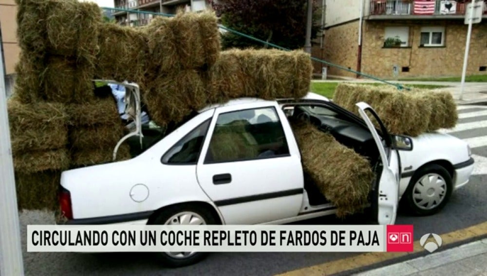 Coche con fardos de paja en Vizcaya