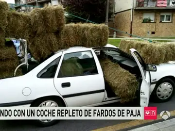 Coche con fardos de paja en Vizcaya Coche con fardos de paja en Vizcaya