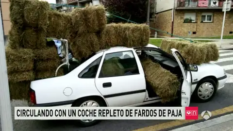 Coche con fardos de paja en Vizcaya Coche con fardos de paja en Vizcaya